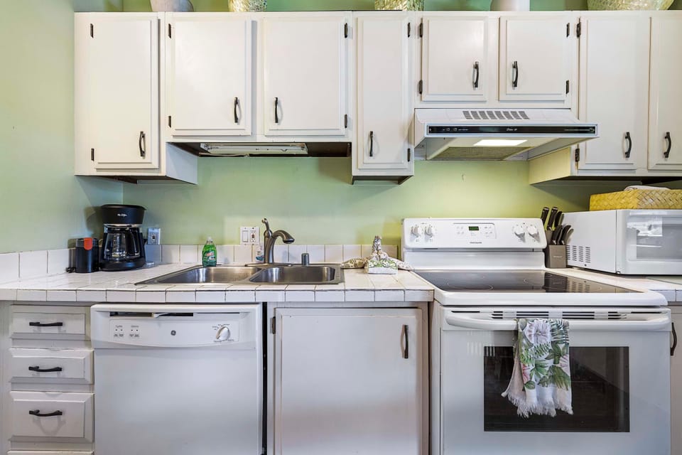 Condo, 1 King Bed with Sofa bed (Kona Makai #2-303: Beautiful Top Floo) | Private kitchen | Oven, toaster, paper towels