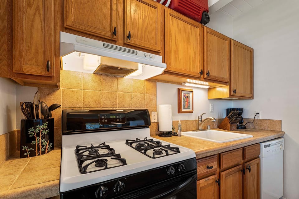 Condo, 1 King Bed with Sofa bed (Kona Mansions#211) | Private kitchen | Oven, toaster, paper towels