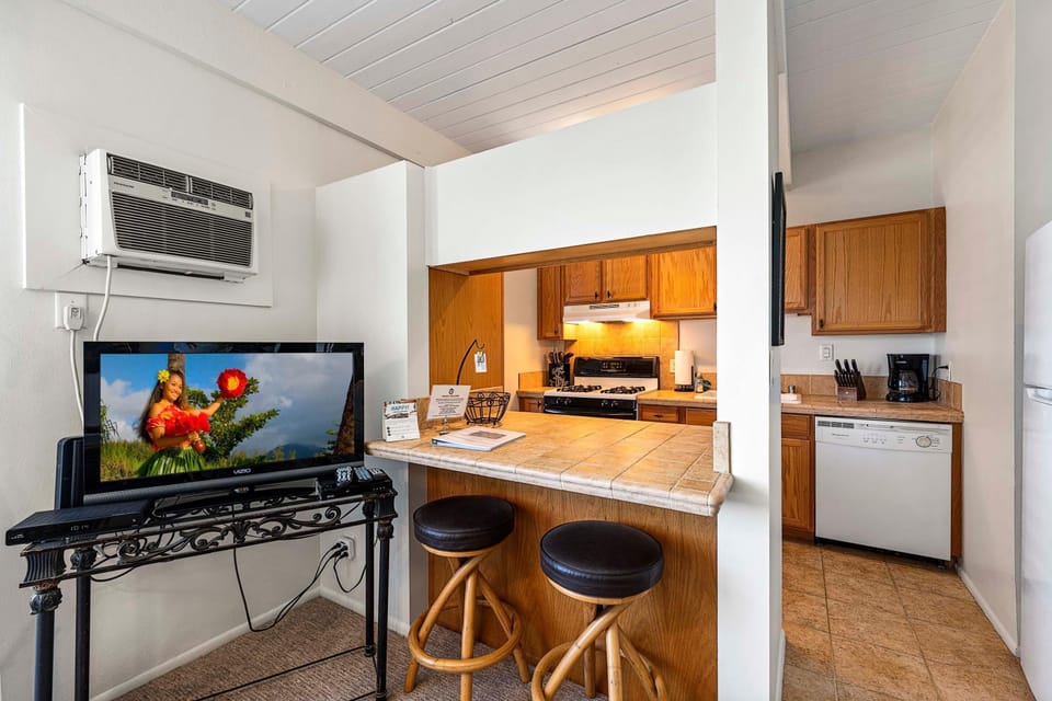 Condo, 1 King Bed with Sofa bed (Kona Mansions#211) | Private kitchen | Oven, toaster, paper towels