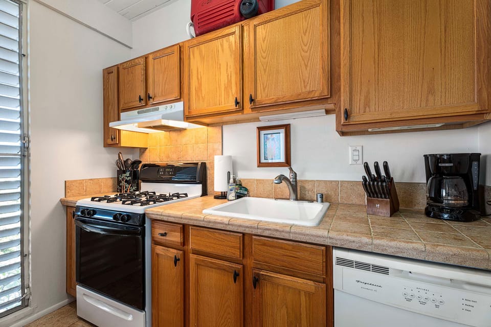 Condo, 1 King Bed with Sofa bed (Kona Mansions#211) | Private kitchen | Oven, toaster, paper towels