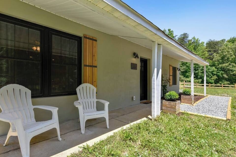 Small covered space to listen to the birdsong, or enjoy a rainstorm!