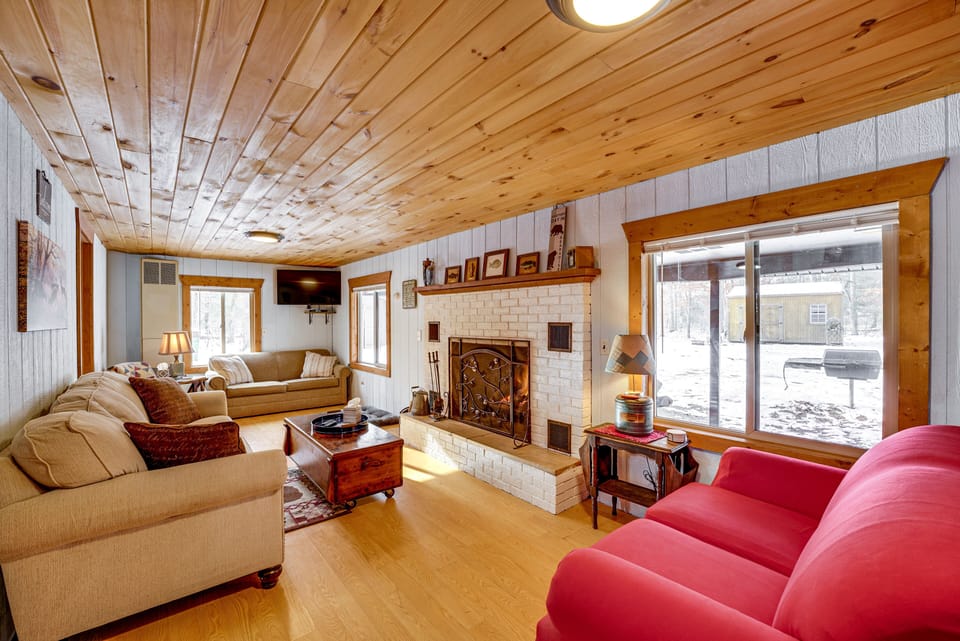 Living Room | Free WiFi | Smart TV | Central Heating | Window A/C Unit