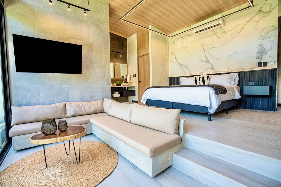 Romantic Suite | Egyptian cotton sheets, premium bedding, down comforters, pillowtop beds