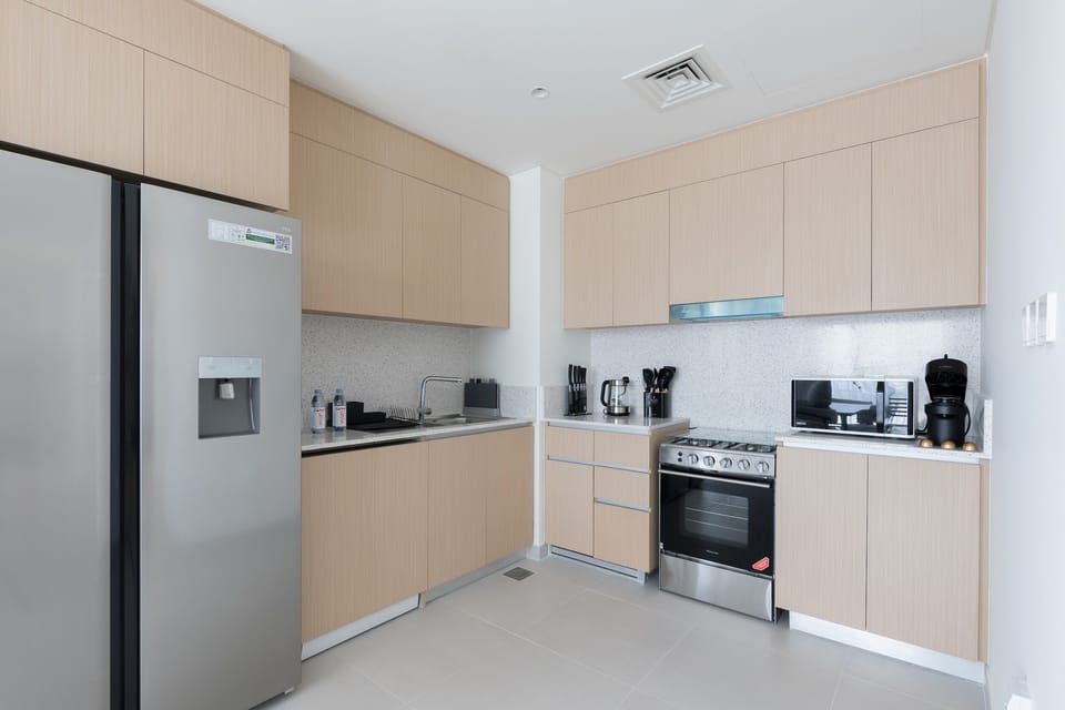 3 bedrooms, premium bedding, desk, soundproofing