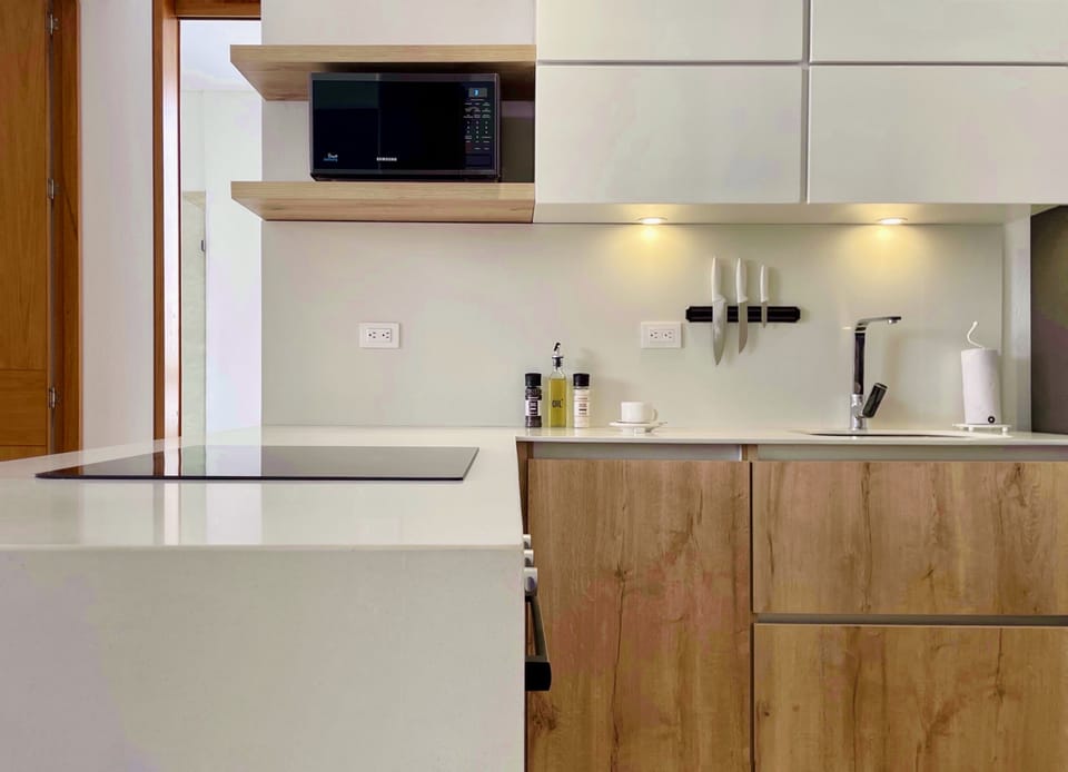 Apartment, 2 Bedrooms (704) | Private kitchen | Fridge, microwave, oven, stovetop