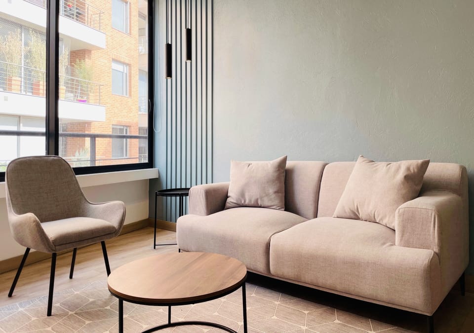 Apartment, 2 Bedrooms (704) | Living area | 40-inch Smart TV with cable channels