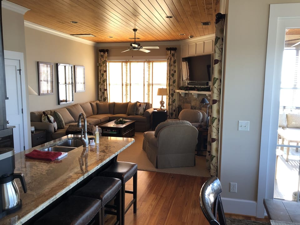 Living room/kitchen area