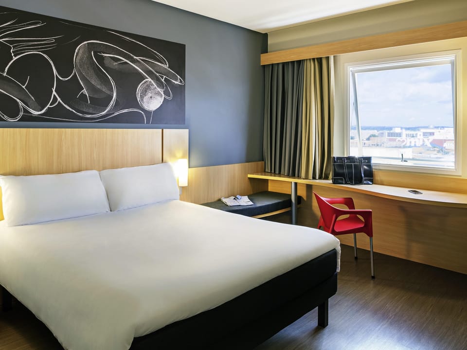 Standard Room, 1 Double Bed | Minibar, in-room safe, desk, blackout drapes