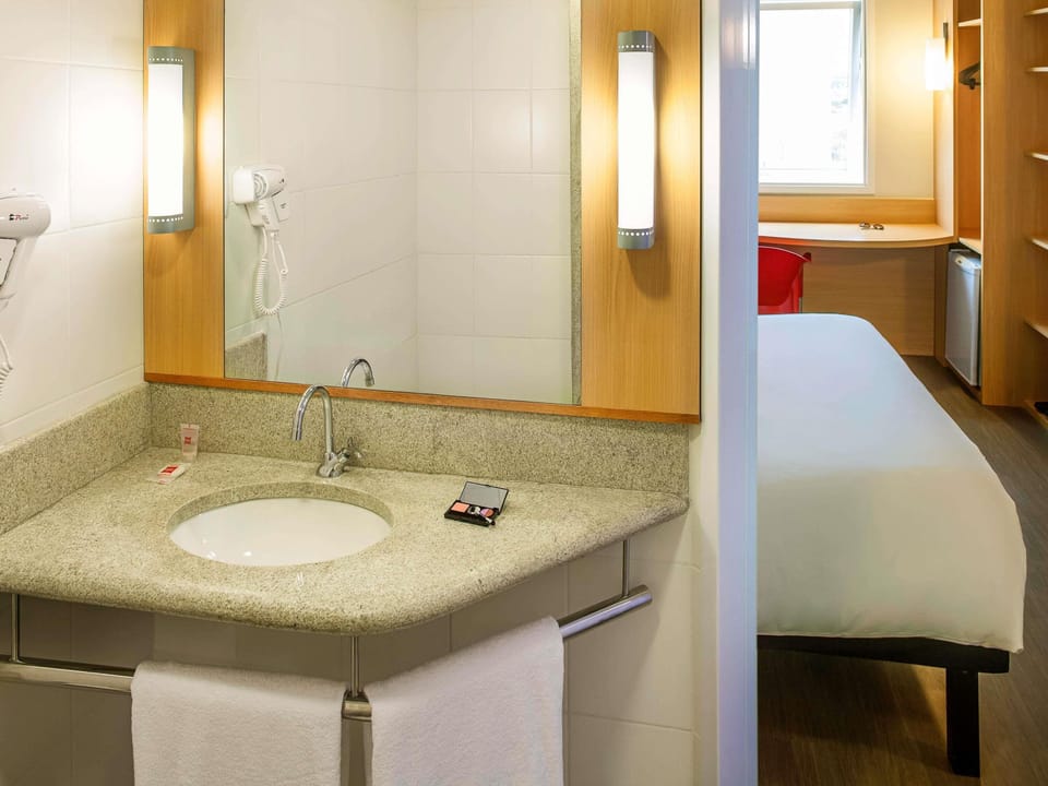 Standard Room, 1 Double Bed | Minibar, in-room safe, desk, blackout drapes