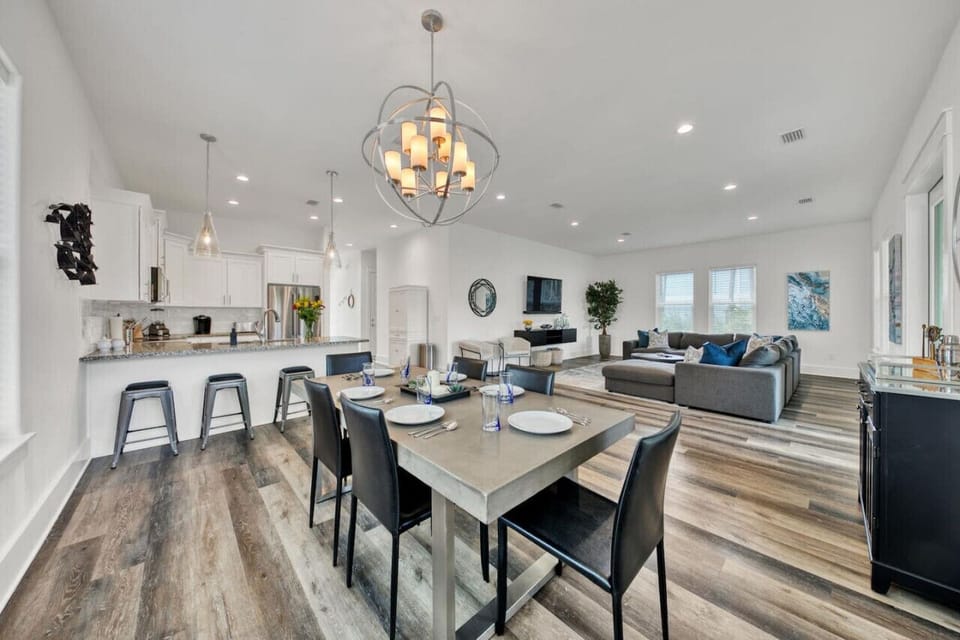 Dining area and breakfast bar - seating for 12