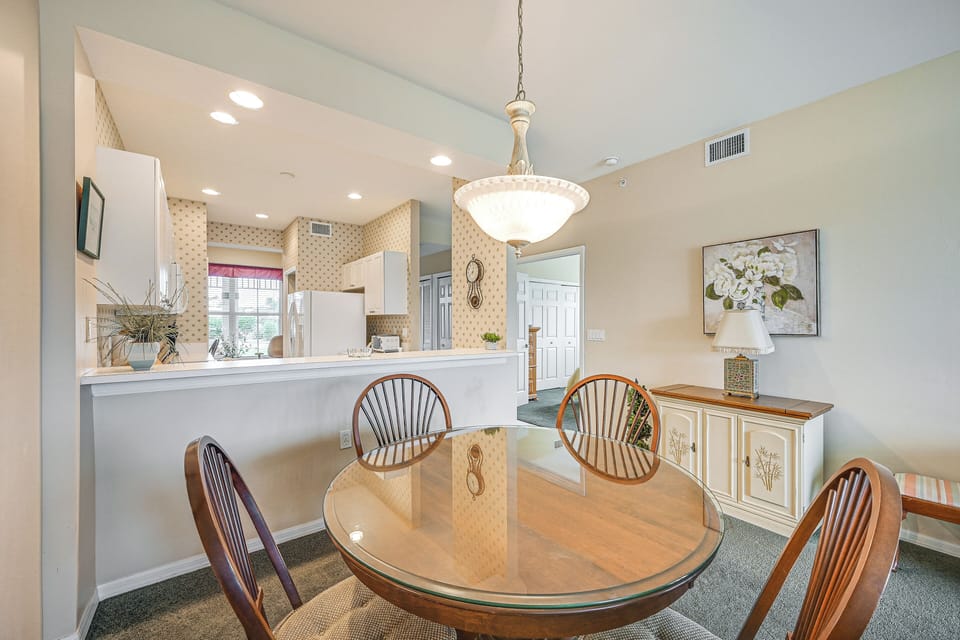 Dining Area | Dishware/Flatware Provided