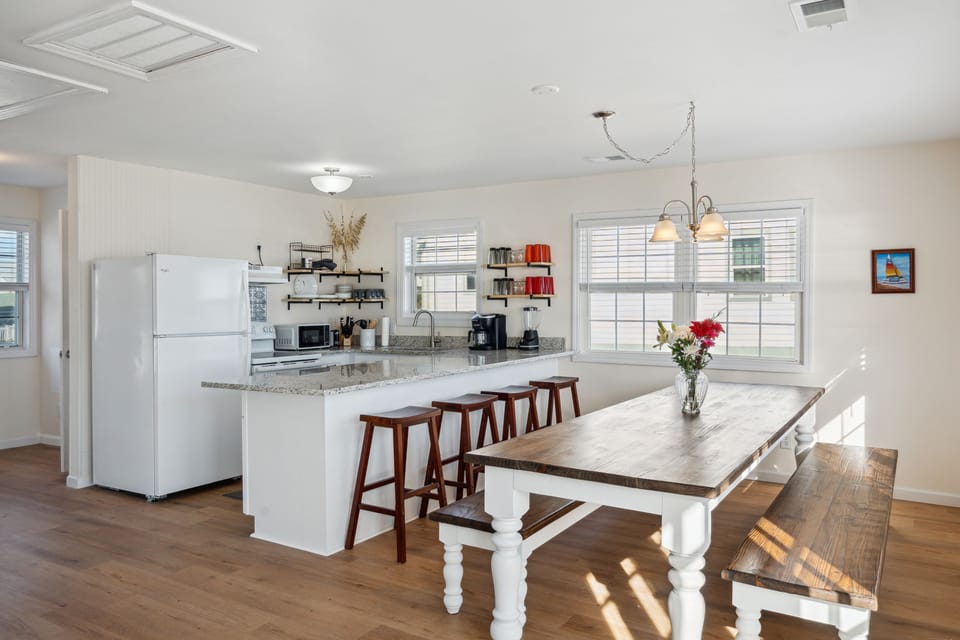 Kitchen & Dining Area