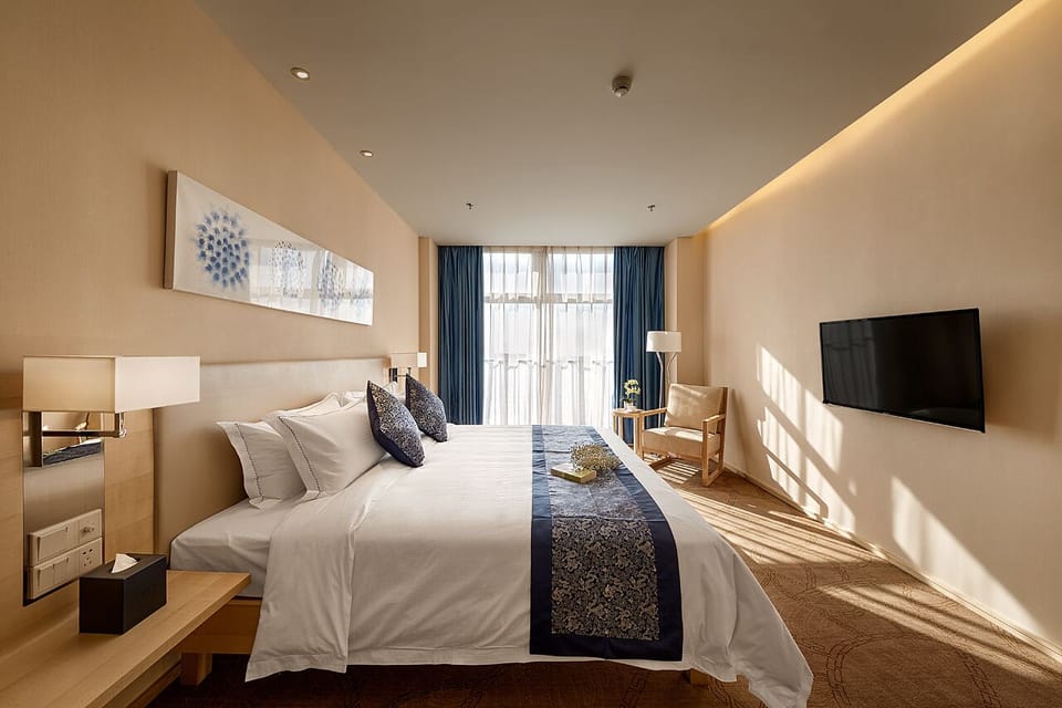 Executive Studio Suite | In-room safe, desk, laptop workspace, blackout drapes