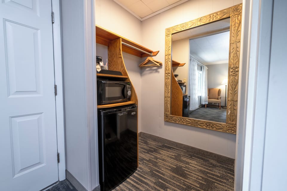 Center Room, 1 King bed  | Iron/ironing board, free WiFi, bed sheets