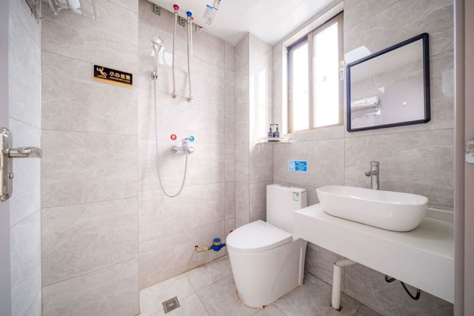 Deluxe King Room | Bathroom | Hair dryer, towels