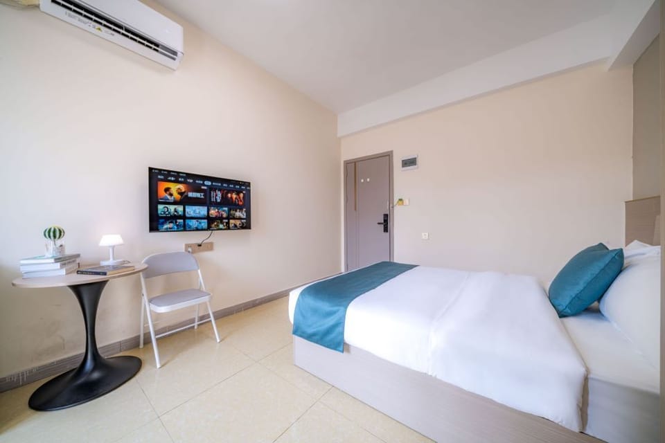 Deluxe King Room | Desk, blackout drapes, WiFi (free)