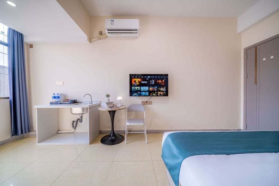 Deluxe King Room | Desk, blackout drapes, WiFi (free)