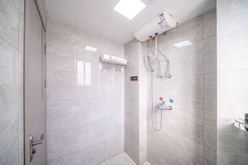 Deluxe King Room | Bathroom | Hair dryer, towels