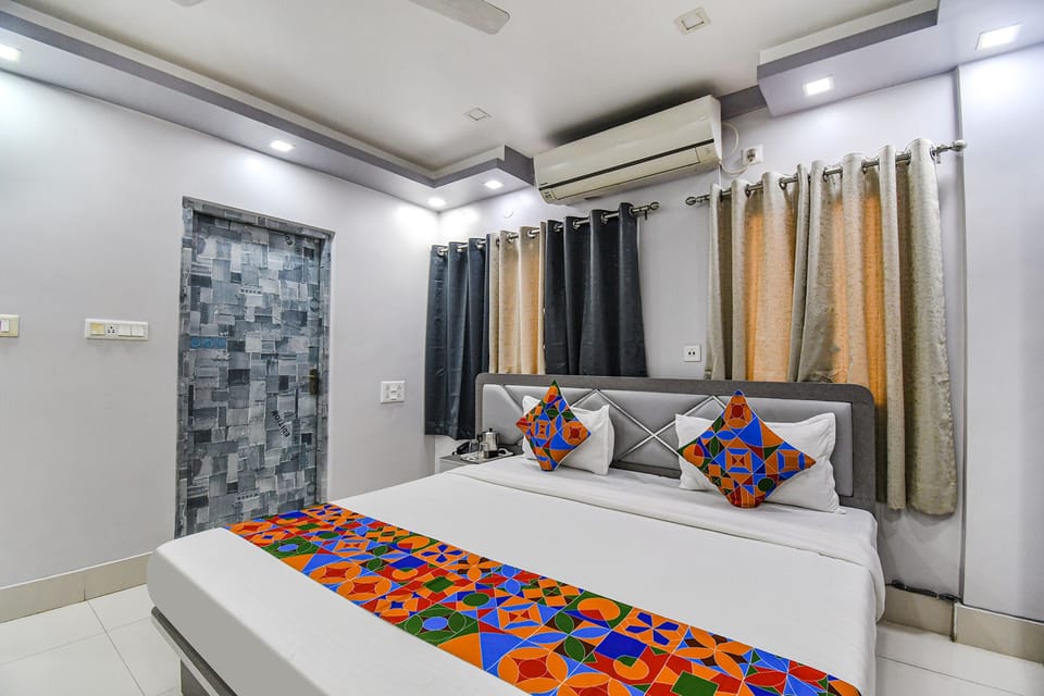 Premium Room | Bathroom | Shower, rainfall showerhead, free toiletries, towels