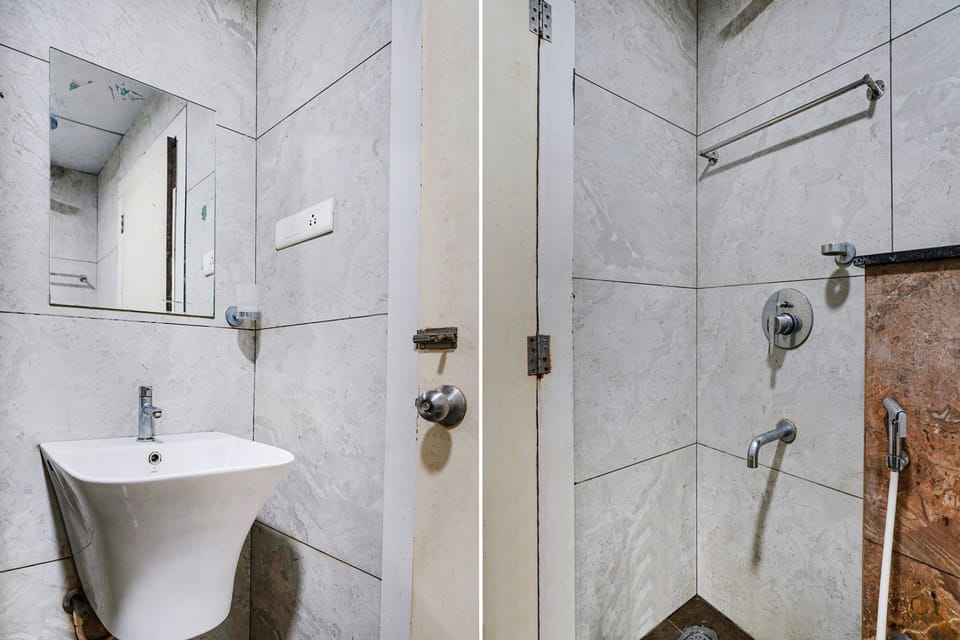 Shower, rainfall showerhead, free toiletries, towels