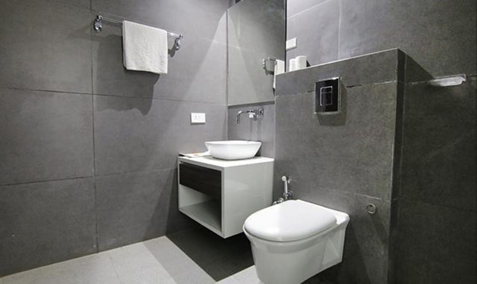 Deluxe Room | Bathroom | Shower, rainfall showerhead, free toiletries, towels