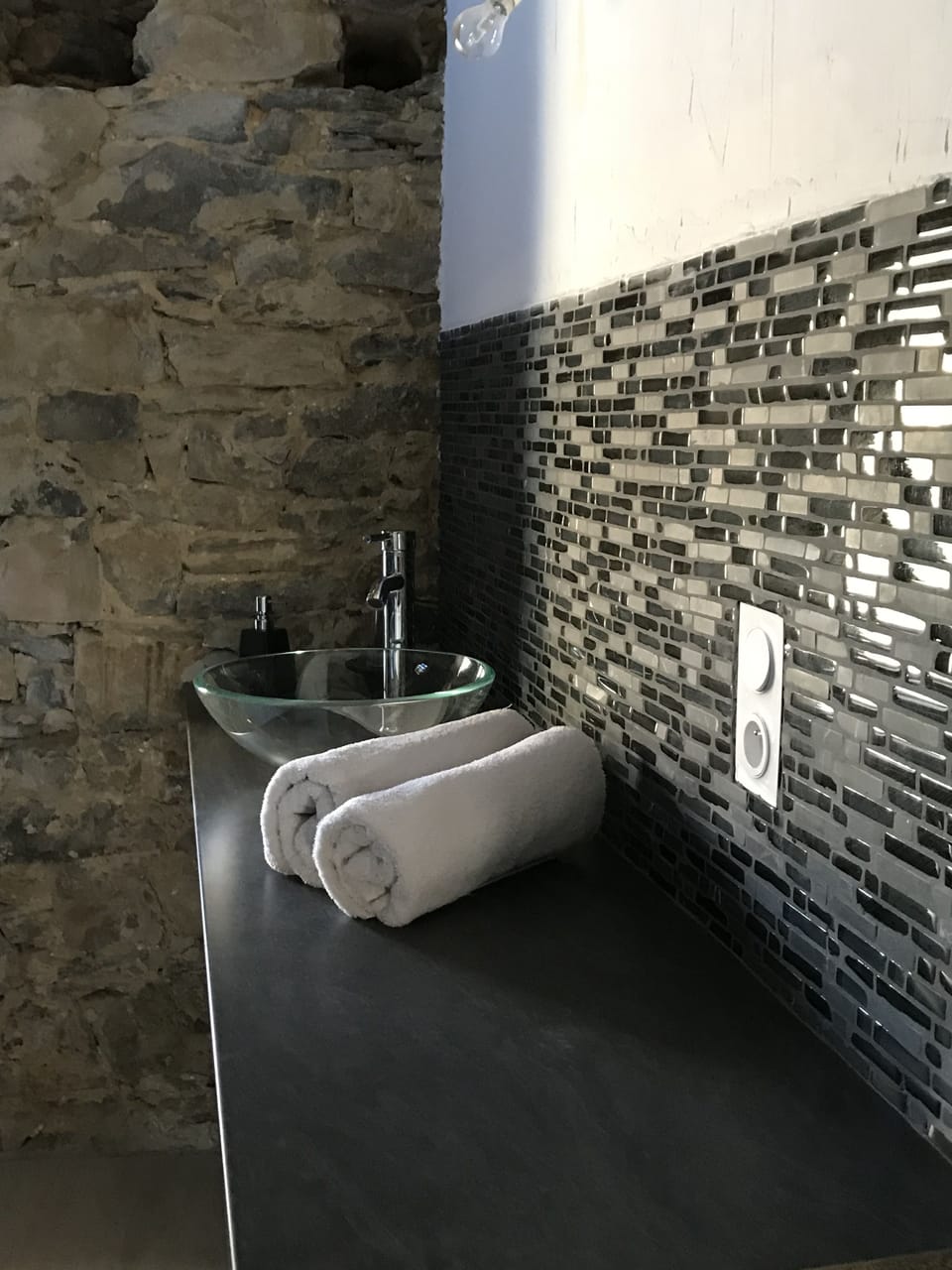 Superior Room, 1 King Bed | Bathroom | Hair dryer, towels