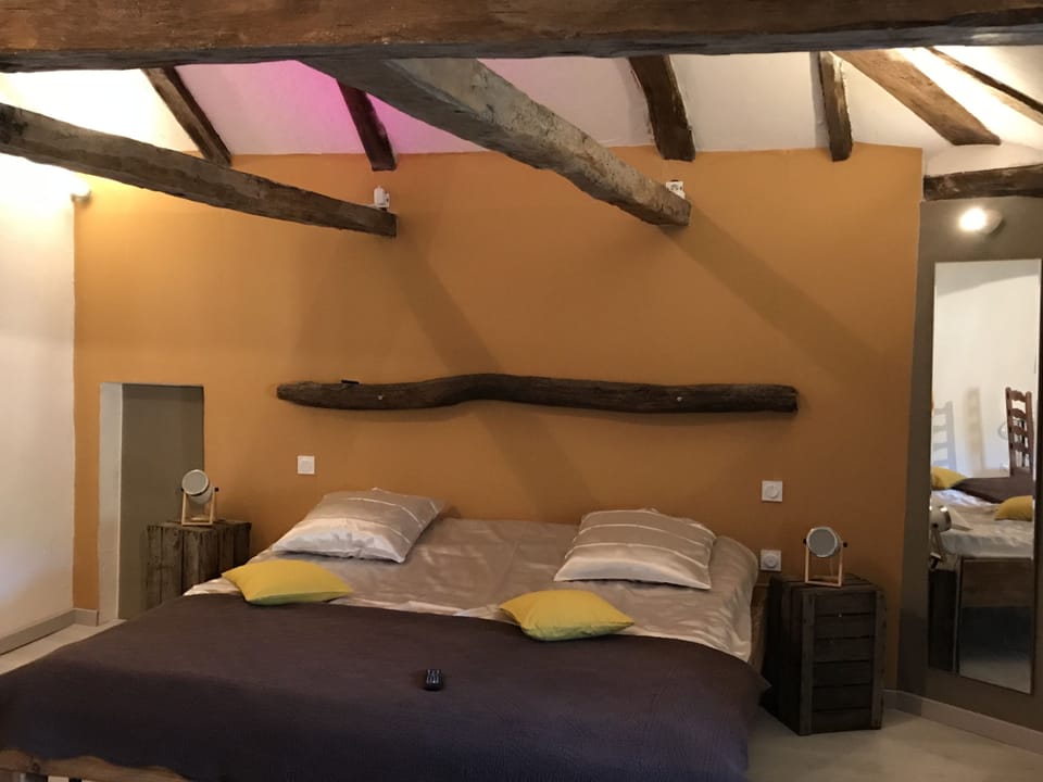 Superior Room, 1 King Bed | Soundproofing, rollaway beds, free WiFi