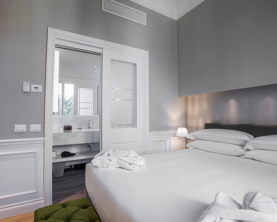 Suite Junior, vista cortile con accesso Spa | Egyptian cotton sheets, premium bedding, memory foam beds, minibar