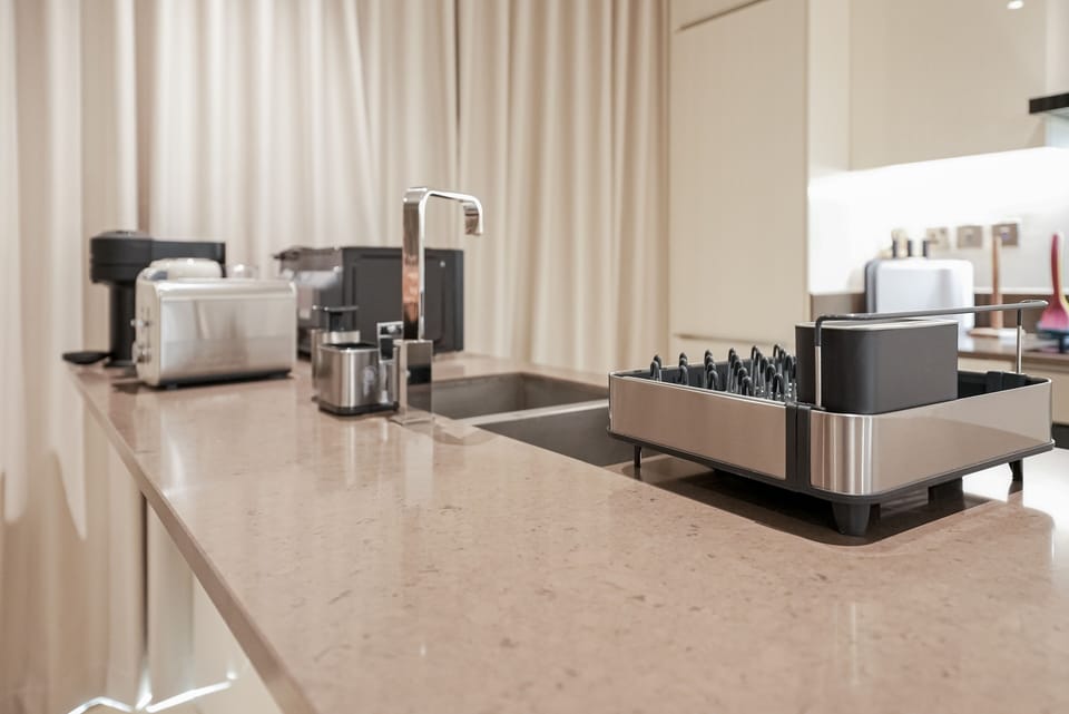 Exclusive Apartment, 2 Bedrooms, Balcony, Marina View | Private kitchen | Full-size fridge, microwave, oven, stovetop