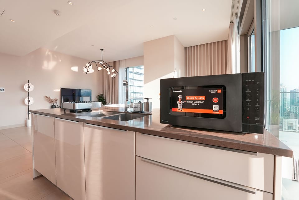 Exclusive Apartment, 2 Bedrooms, Balcony, Marina View | Private kitchen | Full-size fridge, microwave, oven, stovetop