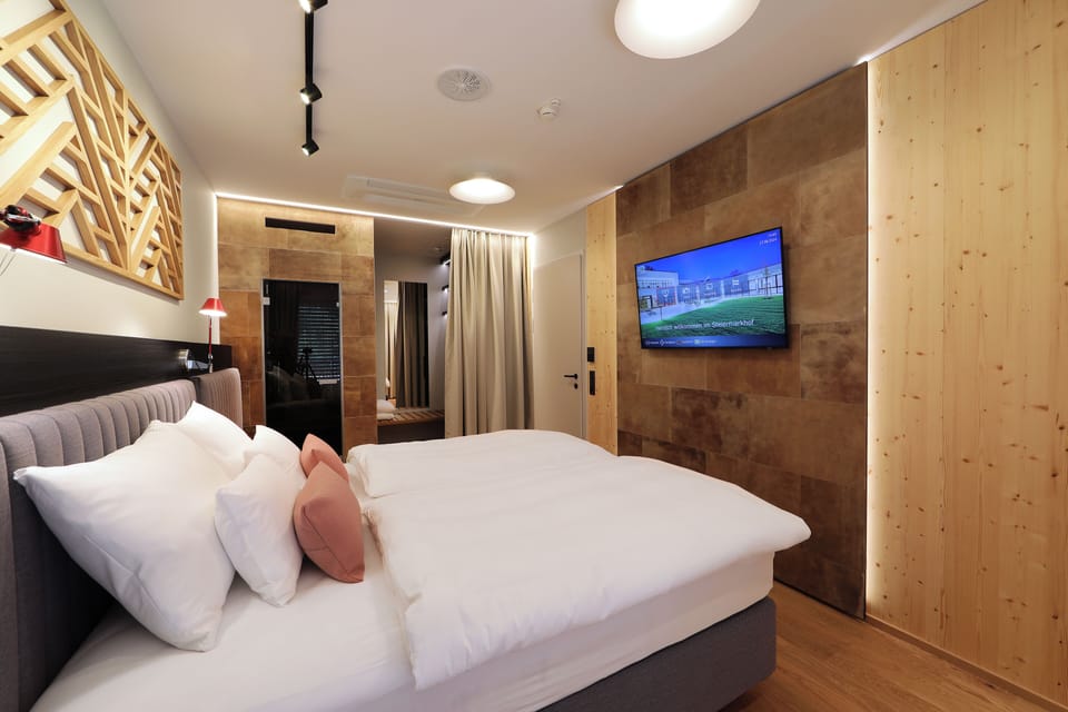 Suite | In-room safe, desk, blackout drapes, soundproofing