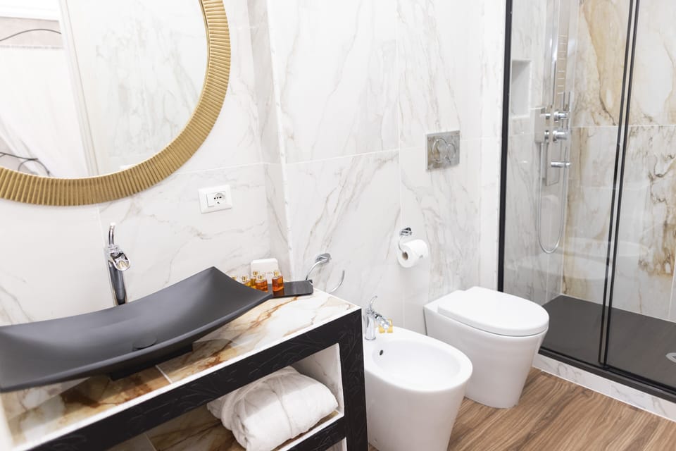 Deluxe Room | Bathroom | Shower, eco-friendly toiletries, hair dryer, bathrobes