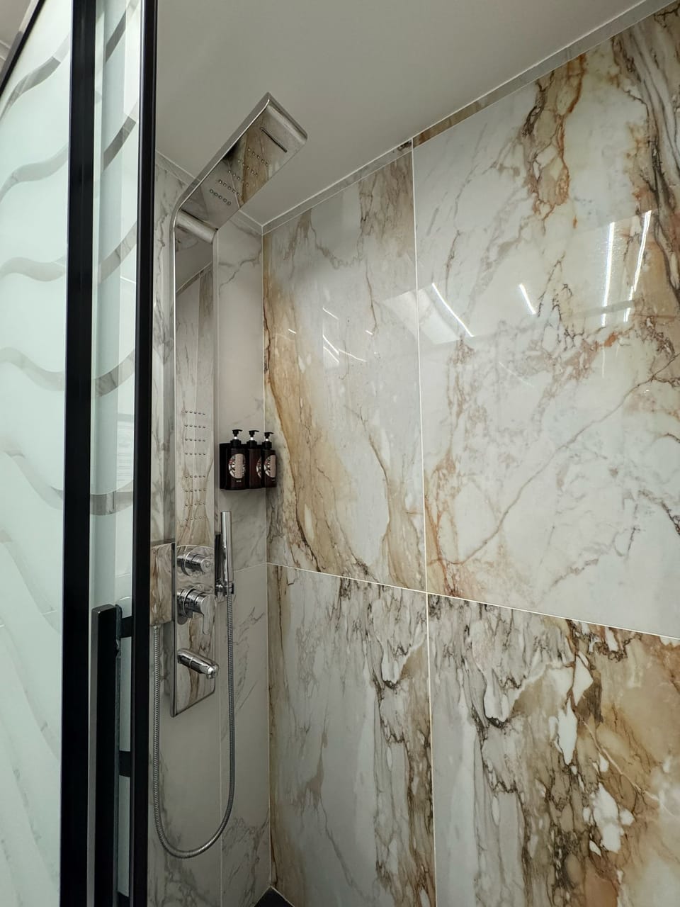 Deluxe Room | Bathroom | Shower, eco-friendly toiletries, hair dryer, bathrobes