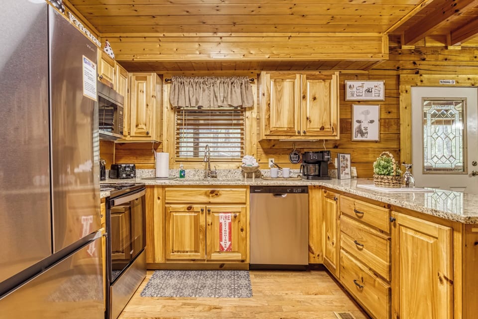Pigeon Forge Vacation Rental "Creekview" - Fully furnished kitchen with stainless steel appliances
