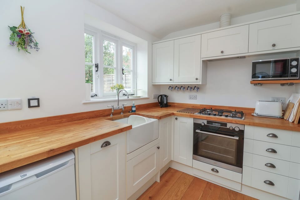 Cottage | Private kitchen | Fridge, dishwasher, electric kettle, toaster