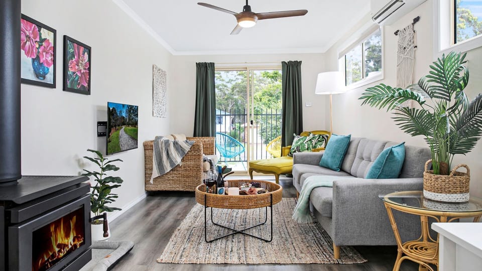 Callala Tropicana | Living room | Fireplace | Ceiling fan