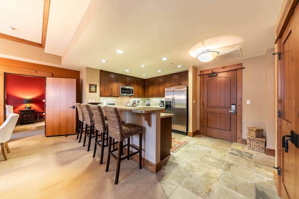4001 Northstar Dr Unit 305-print-008-008-Interior-3308x2205-300dpi