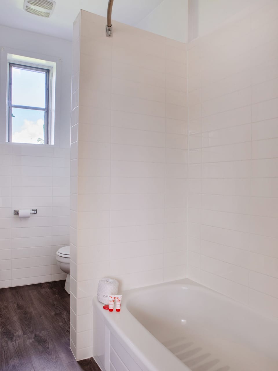 Premium Room, 1 Queen Bed | Deep soaking bathtub