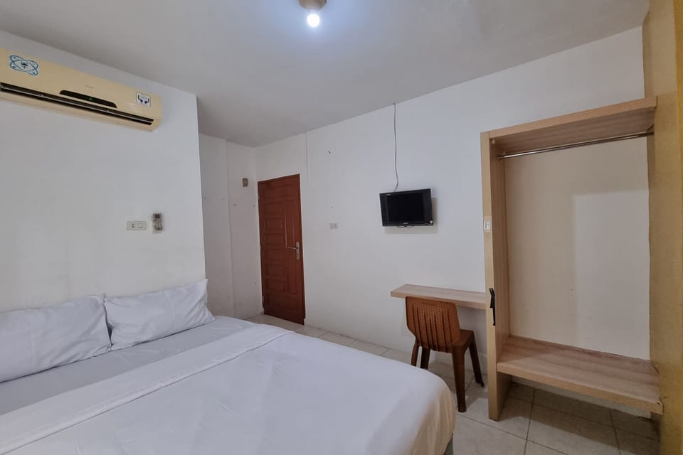 Standard Double Room | Desk, laptop workspace, bed sheets