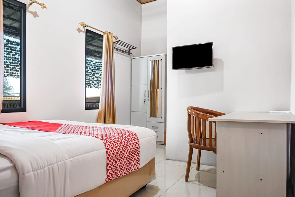 Standard Double Room | Desk, laptop workspace, bed sheets
