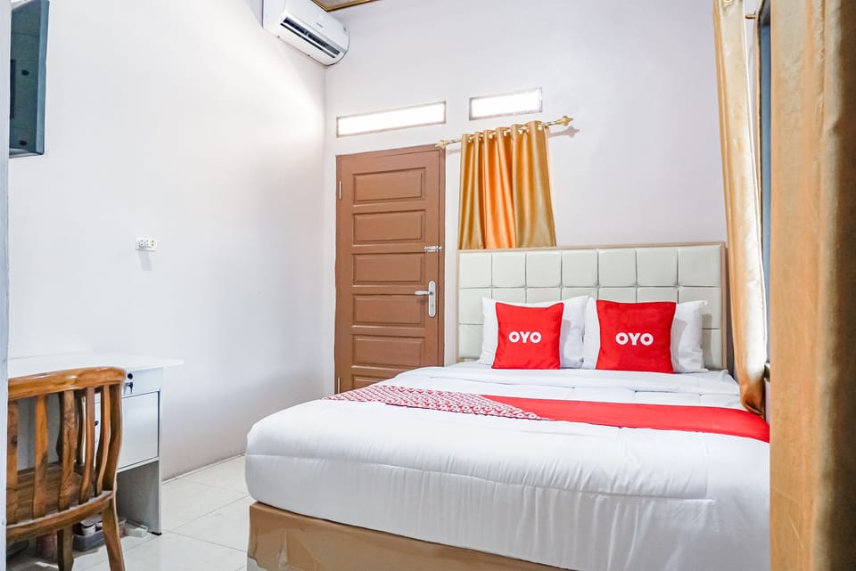 Standard Double Room | Desk, laptop workspace, bed sheets