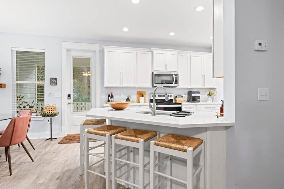 Beach House, Sleeps 10, Minutes from the Beach