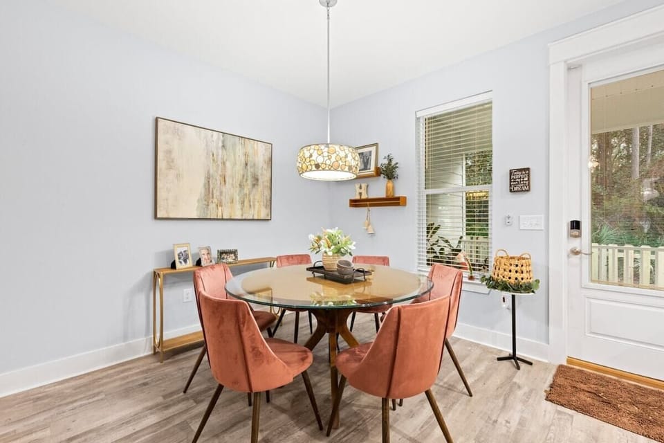 Beach House, Sleeps 10, Minutes from the Beach