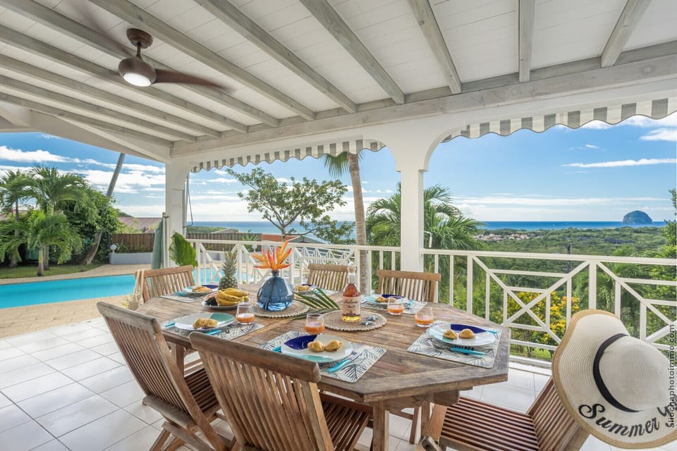 A covered terrace for your lunches facing the sea.