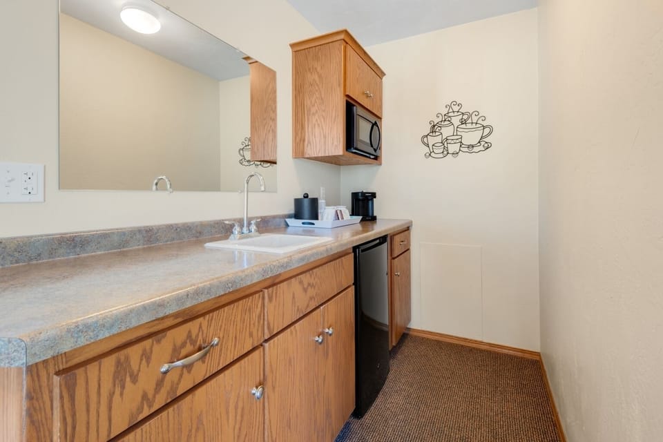 King, Premier Harbor View, w/ Rain Shower & Balcony on Second Floor | Coffee and/or coffee maker