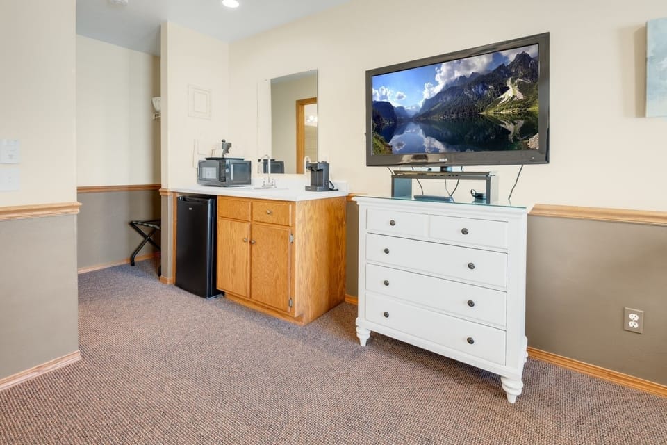 Queen, Garden View with Rain Shower on First Floor only | Microwave