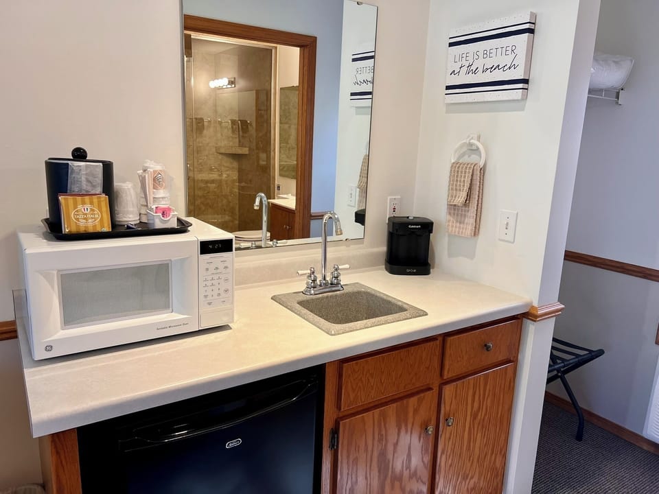 Queen, Partial Harbor View, w/ Rain Shower & Outdoor Table,  First Floor | Microwave