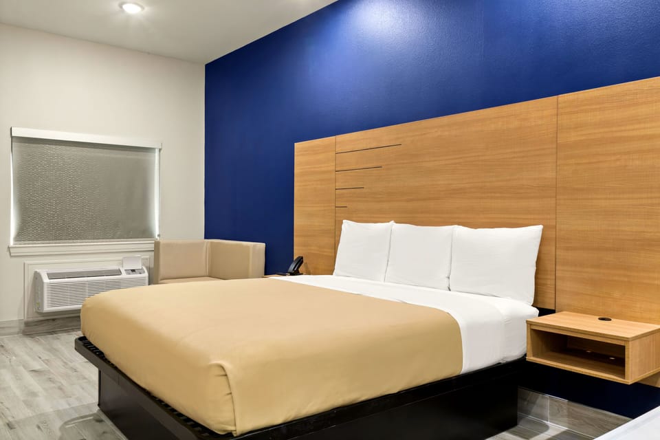 Basic Room, 1 King Bed, Non Smoking | 1 bedroom, iron/ironing board, WiFi (free)