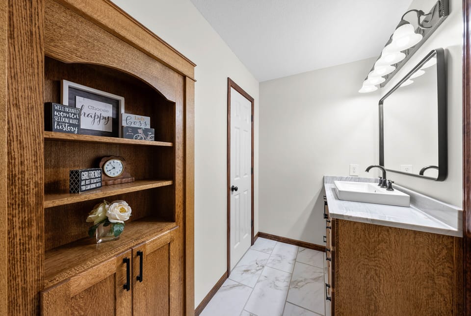 Bath to the 3rd bedroom