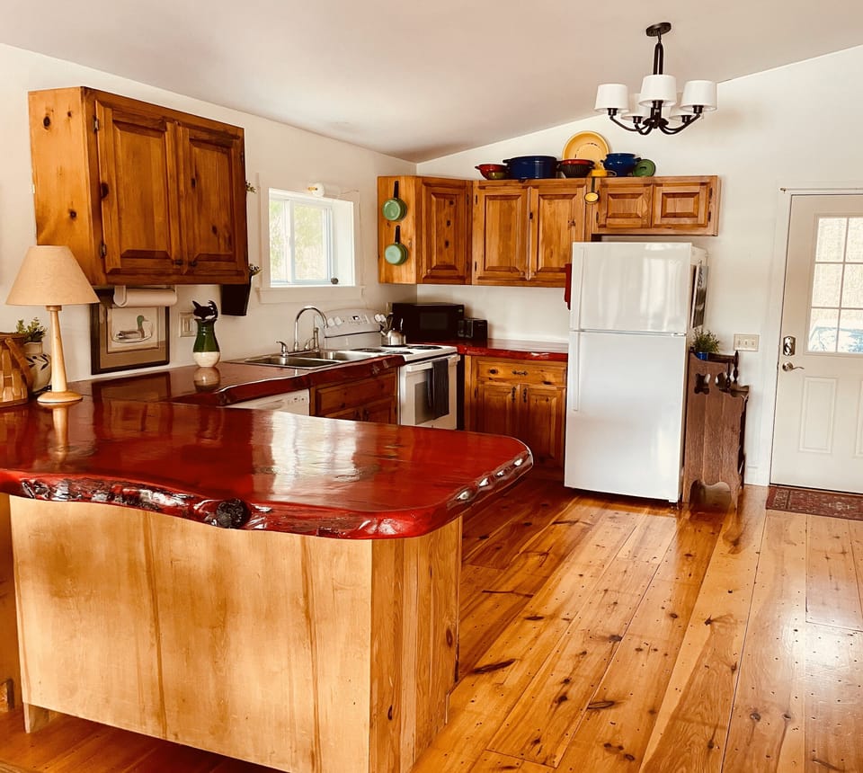 Kitchen & entry